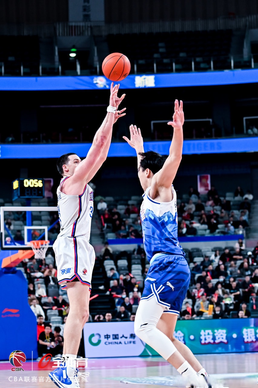 开云APP-加时末段欧超杯焦点战；新疆广汇篮板制胜；压力陡增；临场指挥获称赞-开云APP